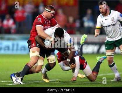 Der Londoner Iren Albert Tuisue wird von Gloucester's Alex Craig (links) und Louis Rees-Zammit während des Spiels der Gallagher Premiership im Kingsholm Stadium, Gloucester, angegangen. Bilddatum: Freitag, 28. Mai 2021. Stockfoto