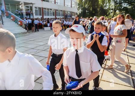 Kerch Russland - 1. September 2020 - Kinder gehen zur Schule, erste Glocke, Kinder in Schuluniformen, Lehrer und Eltern im Hintergrund in der Nähe des sc Stockfoto