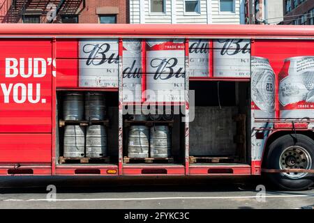 New York, USA. Mai 2021. Eine Lieferung von Bierkegs in einem Lastwagen der Marke Budweiser in New York am Mittwoch, den 26. Mai 2021. (ÂPhoto von Richard B. Levine) Quelle: SIPA USA/Alamy Live News Stockfoto