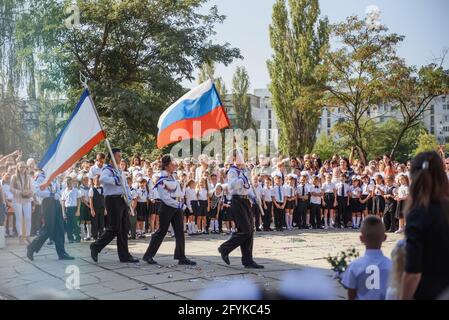 Kertsch Russland 1. September 2020 - Kinder gehen zur Schule, erste Glocke, intelligente Schüler, Kinder mit Schultaschen und in Schuluniformen, Lehrer und Pare Stockfoto