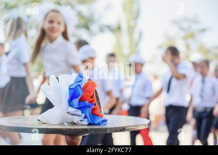 Kerch Russland - 1. September 2020 - Kinder gehen zur Schule, erste Glocke, Kinder in Schuluniformen, Lehrer und Eltern im Hintergrund in der Nähe des sc Stockfoto