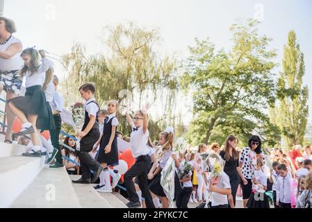 Kertsch Russland 1. September 2020 - Kinder gehen zur Schule, erste Glocke, intelligente Schüler, Kinder mit Schultaschen und in Schuluniformen, Lehrer und Pare Stockfoto