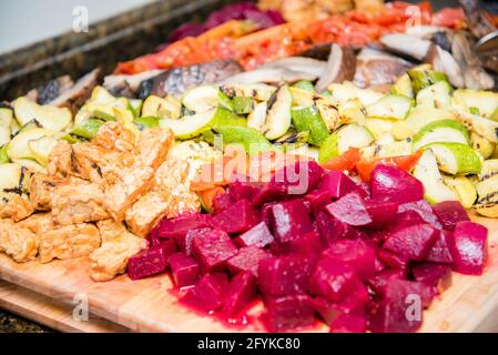 Gemüseschale mit Rüben Tofu gebratenen Zucchini und Pilzen. Draufsicht Stockfoto