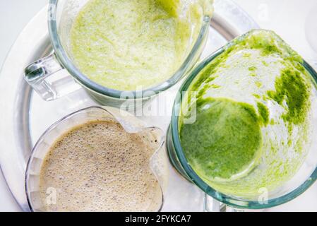 Auswahl an erfrischenden Gemüse-Smoothies in Glasbechern. Draufsicht Stockfoto