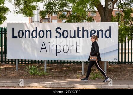Frau, die am Eingangsschild am London Southend Airport, Essex, Großbritannien vorbeikommt Stockfoto