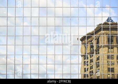 Spiegelung des historischen Gebäudes, McKay Tower, im Fenster des modernen Glasgebäudes Stockfoto