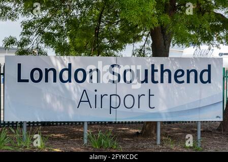 Eintrittsschild am London Southend Airport, Essex, Großbritannien, mit Ryanair Boeing 737 zum Flug bereit Stockfoto