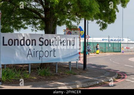Passagiere, die am Londoner Flughafen Southend, Essex, Großbritannien, für einen Ryanair-Flug nach Spanien ankommen, nachdem die COVID 19 eingestellt wurde. Familie Stockfoto