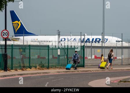 Passagiere, die am Londoner Flughafen Southend, Essex, Großbritannien, für einen Ryanair-Flug nach Spanien ankommen, nachdem die COVID 19 eingestellt wurde. Familie Stockfoto