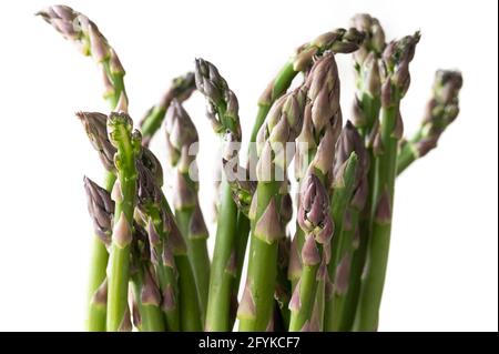 Ein Haufen Spargelhalme auf weißem Hintergrund Stockfoto