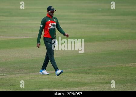 Dhaka, Bangladesch. Mai 2021. Der bangladeschische Cricket-Spieler Shakib Al Hasan reagiert beim dritten und letzten eintägigen internationalen (ODI) Cricket-Spiel zwischen Bangladesch und Sri Lanka im Sher-e-Bangla National Cricket Stadium in Dhaka. Endergebnis; Bangladesch 2:1 Sri Lanka) Credit: SOPA Images Limited/Alamy Live News Stockfoto