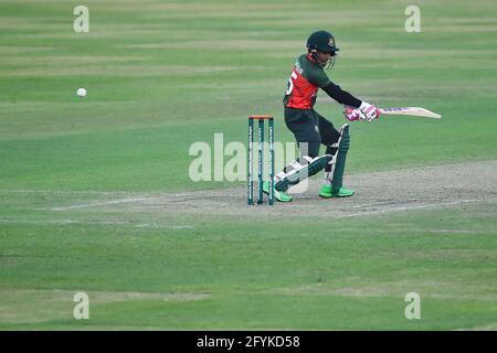 Dhaka, Bangladesch. Mai 2021. Der Spieler Mushfiqur Rahim aus Bangladesch wurde beim dritten und letzten eintägigen internationalen (ODI) Cricket-Spiel zwischen Bangladesch und Sri Lanka im Sher-e-Bangla National Cricket Stadium in Dhaka in Aktion gesehen. Endergebnis; Bangladesch 2:1 Sri Lanka) Credit: SOPA Images Limited/Alamy Live News Stockfoto