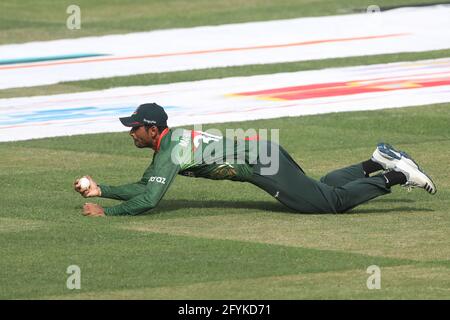 Dhaka, Bangladesch. Mai 2021. Der Spieler Mahmudullah Riyad aus Bangladesch wurde beim dritten und letzten eintägigen internationalen (ODI) Cricket-Spiel zwischen Bangladesch und Sri Lanka im Sher-e-Bangla National Cricket Stadium in Dhaka in Aktion gesehen. Endergebnis; Bangladesch 2:1 Sri Lanka) Credit: SOPA Images Limited/Alamy Live News Stockfoto