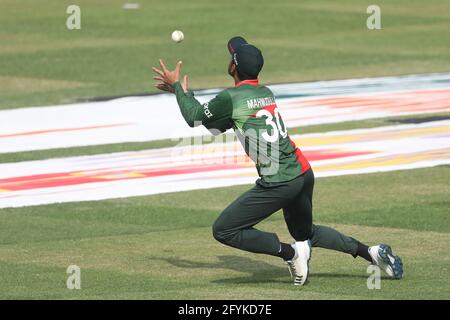 Dhaka, Bangladesch. Mai 2021. Der Spieler Mahmudullah Riyad aus Bangladesch wurde beim dritten und letzten eintägigen internationalen (ODI) Cricket-Spiel zwischen Bangladesch und Sri Lanka im Sher-e-Bangla National Cricket Stadium in Dhaka in Aktion gesehen. Endergebnis; Bangladesch 2:1 Sri Lanka) Credit: SOPA Images Limited/Alamy Live News Stockfoto