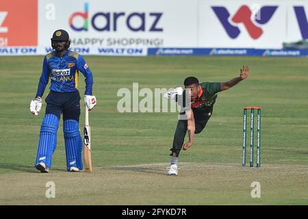 Dhaka, Bangladesch. Mai 2021. Taskin Ahmed, ein Spieler aus Bangladesch, wurde beim dritten und letzten internationalen (ODI) Cricket-Spiel zwischen Bangladesch und Sri Lanka im Sher-e-Bangla National Cricket Stadium in Dhaka in Aktion gesehen. Endergebnis; Bangladesch 2:1 Sri Lanka) Credit: SOPA Images Limited/Alamy Live News Stockfoto