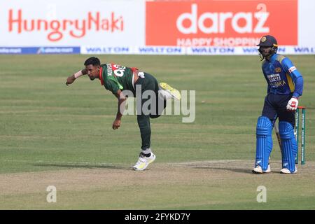 Dhaka, Bangladesch. Mai 2021. Der Spieler Mustafizur Rahman aus Bangladesch sah das dritte und letzte eintägige internationale (ODI) Cricket-Spiel zwischen Bangladesch und Sri Lanka im Sher-e-Bangla National Cricket Stadium in Dhaka in Aktion. Endergebnis; Bangladesch 2:1 Sri Lanka) Credit: SOPA Images Limited/Alamy Live News Stockfoto