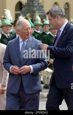 Prinz Charles und Premierminister Markus Soeder gehen auf dem roten Teppich im Gespräch miteinander, München, 2019 Stockfoto