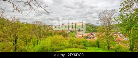 Panorama von Kirchberg an der Jagst, mit dem Altstadtschloss und der kleinen Stadt auf dem Hügel, in Baden-Württemberg, Süddeutschland Stockfoto