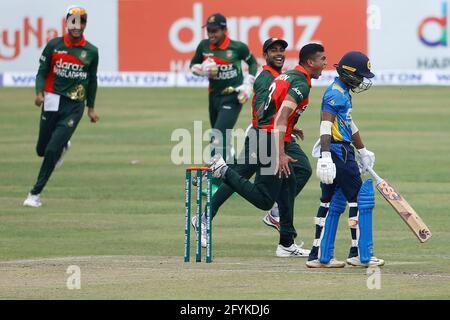 Dhaka, Bangladesch. Mai 2021. Bangladesh-Spieler Taskin Ahmed(C) feiert mit seinen Teamkollegen beim dritten und letzten eintägigen internationalen (ODI) Cricket-Spiel zwischen Bangladesch und Sri Lanka im Sher-e-Bangla National Cricket Stadium in Dhaka.Endstand; Bangladesch 2:1 Sri Lanka) (Foto: MD Manik/SOPA Images/Sipa USA) Quelle: SIPA USA/Alamy Live News Stockfoto