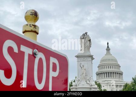 Washington, USA. Mai 2021. Das am 28. Mai 2021 aufgenommene Foto zeigt das US-Kapitolgebäude hinter einem Verkehrsschild in Washington, DC, USA. Die Republikaner des US-Senats blockierten am Freitag die Gesetzgebung, um eine unabhängige kommission zur Untersuchung des tödlichen Aufruhres des Kapitols vom 6. Januar einzurichten. Quelle: Liu Jie/Xinhua/Alamy Live News Stockfoto