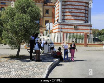 Lissabon, Lissabon Portugal. Mai 2021. (INT) Besichtigungstour zum Denkmal des Christkönigs von Lissabon. 28. Mai 2021, Lissabon, Portugal: Besichtigungstour des Christkönigs von Lissabon, einem der unglaublichsten Orte in Europa. Die Route verläuft wie folgt: Die Fähre fährt von Lissabon am Flusshafen Cais do Sodre ab, der zum Flusshafen Cacilhas führt; die Fahrt dauert etwa 15 Minuten. In Cacilhas angekommen, endet die Fahrt zum Monument mit einem Bus, der alle 1 Stunde fährt. Quelle: Edson De Souza/TheNews Quelle: Edson De Souza/TheNEWS2/ZUMA Wire/Alamy Live News Stockfoto