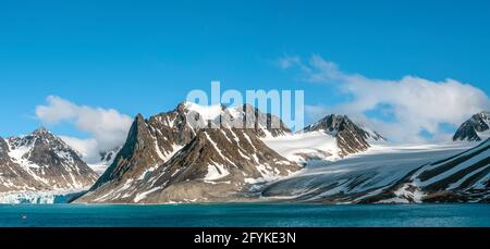 Panorama des Gullybukta- und Gullybreen-Gletschers am Magdalenefjorden in Svalbard, Norwegen Stockfoto