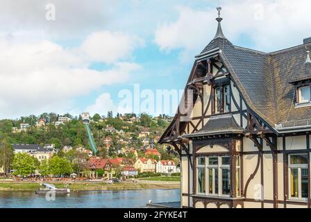 Schillergarten in Dresden Blasewitz, Sachsen, Deutschland, mit Loschwitz-Schwebebahn im Hintergrund Stockfoto