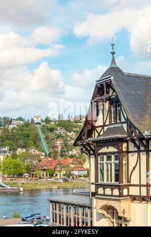 Schillergarten in Dresden Blasewitz, Sachsen, Deutschland, mit Loschwitz-Schwebebahn im Hintergrund Stockfoto