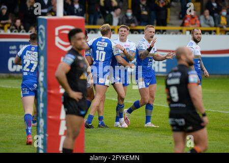 Castleford, England - 28. Mai 2021 - Leeds Rhinos Spieler feiern während der Rugby League Betfred Super League Runde 8 Castleford Tigers gegen Leeds Rhinos im Mend-A-Hose Stadium, Castleford, Großbritannien Dean Williams/Alamy Live News Stockfoto