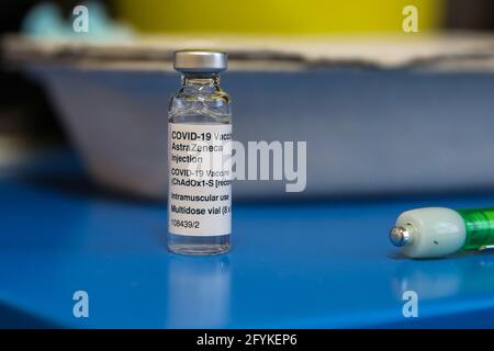 London, Großbritannien. Mai 2021. Eine Ampulle mit dem Impfstoff Oxford/AstraZeneca Covid-19, die in einem Impfzentrum in London gesehen wurde. Quelle: Dinendra Haria/SOPA Images/ZUMA Wire/Alamy Live News Stockfoto