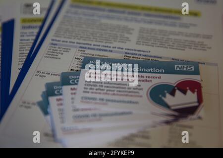 London, Großbritannien. Mai 2021. Die Impfpass-Karten für Covid-19 werden in einem Impfzentrum in London ausgestellt. Quelle: Dinendra Haria/SOPA Images/ZUMA Wire/Alamy Live News Stockfoto