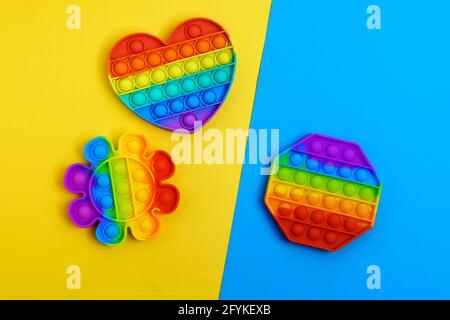 Rainbow Anti Stress Spielzeug Fidget Push Silikon Spielzeug Antistress Pop it. Mehrfarbiger Hintergrund Stockfoto