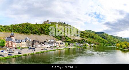 Bernkastel-Kues. Schöne historische Stadt an der romantischen Mosel, Mosel. Blick auf die Stadt mit einem Schloss Burgruine Landshut auf einem Hügel. Rheinland-Pfalz Stockfoto