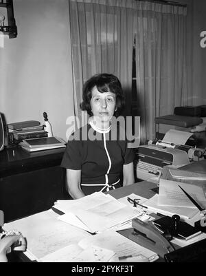 Persönliche Sekretärin der Präsidentin Evelyn Lincoln an ihrem Schreibtisch im Sekretariat des Präsidenten, im Weißen Haus, Washington, D.C. Stockfoto