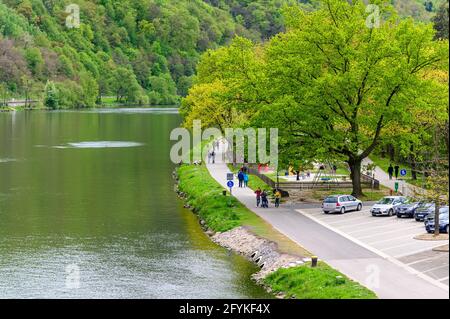 8. Mai 2021: Bernkastel-Kues. Schöne historische Stadt an der romantischen Mosel, Mosel. Rheinland-Pfalz, Deutschland, zwischen Trier und Koblenz Stockfoto