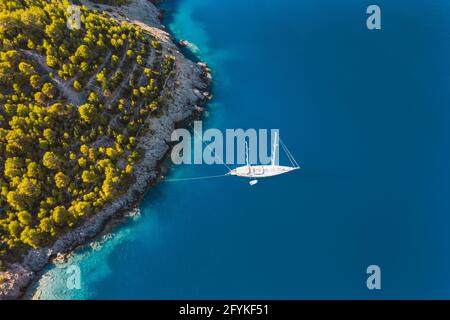 Luftaufnahme der Luxus-Segelyacht im Dorf Assos, Insel Kefalonia, Griechenland Stockfoto