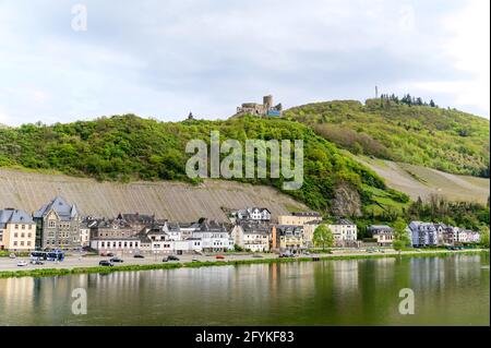 Bernkastel-Kues. Schöne historische Stadt an der romantischen Mosel, Mosel. Blick auf die Stadt mit einem Schloss Burgruine Landshut auf einem Hügel. Rheinland-Pfalz Stockfoto