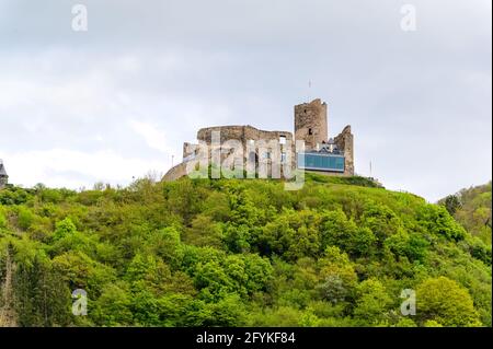 Bernkastel-Kues. Schöne historische Stadt an der romantischen Mosel, Mosel. Blick auf die Stadt mit einem Schloss Burgruine Landshut auf einem Hügel. Rheinland-Pfalz Stockfoto