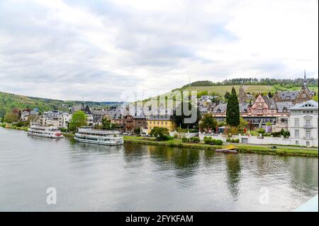 8. Mai 2021: Traben-Trarbach am Mosel. Schöne historische Stadt an der Schleife der romantischen Mosel. Schiff, Kirche, Hügel. Rheinland-Pfalz, Deutschland Stockfoto