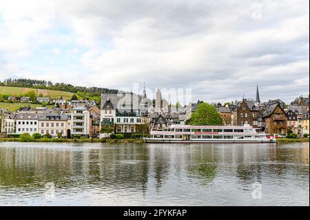 8. Mai 2021: Traben-Trarbach am Mosel. Schöne historische Stadt an der Schleife der romantischen Mosel. Schiff, Kirche, Hügel. Rheinland-Pfalz, Deutschland Stockfoto