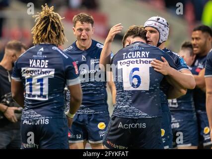 28. Mai 2021; AJ Bell Stadium, Salford, Manchester, England; Englische Premiership Rugby, Sale Sharks versus Bristol Bears; Tom Curry (C) von Sale Sharks feiert mit Curtis Langdon, Marland Yarde und einem extatischen Sam James von Sale Sharks nach ihrem Sieg im Jahr 22-12 Credit: Action Plus Sports Images/Alamy Live News Stockfoto