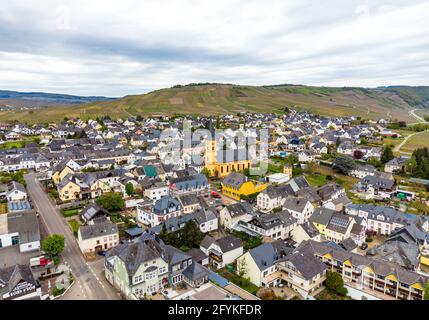 Trittenheim. Luftaufnahme auf schöne historische Stadt an der romantischen Mosel, Mosel. Rheinland-Pfalz, Deutschland, zwischen Trier und Koblenz Stockfoto