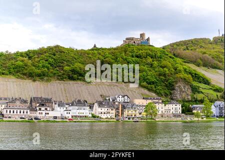 Bernkastel-Kues. Schöne historische Stadt an der romantischen Mosel, Mosel. Blick auf die Stadt mit einem Schloss Landshut auf einem Hügel. Rheinland-Pfalz, Deutschland Stockfoto