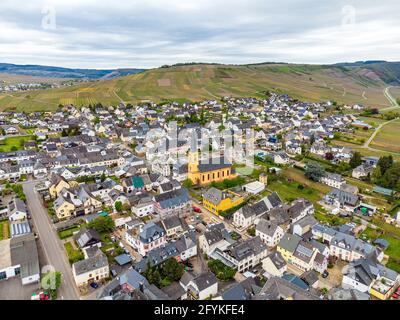 Trittenheim. Luftaufnahme auf schöne historische Stadt an der romantischen Mosel, Mosel. Rheinland-Pfalz, Deutschland, zwischen Trier und Koblenz Stockfoto