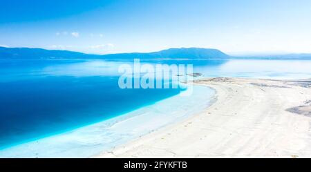 Luftaufnahme über den klaren Strand und das türkisfarbene Wasser des Salda Sees. Provinz Burdur, Türkei Stockfoto