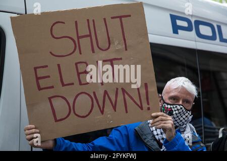 London, Großbritannien. Mai 2021. Ein Aktivist von Palestine Action hält ein Schild mit der Aufschrift „Shut Elbit Down!“ Während eines Protestes vor dem britischen Hauptquartier von Elbit Systems, einem in Israel ansässigen Unternehmen, das Technologien für militärische Anwendungen entwickelt, darunter Drohnen, Präzisionsführung, Überwachung und Einbruchmeldesysteme. Aktivisten der Palestine Action protestierten gegen die Präsenz von Elbit im Vereinigten Königreich und gegen britische Waffenverkäufe an und Unterstützung für Israel. Kredit: Mark Kerrison/Alamy Live Nachrichten Stockfoto