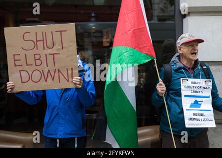 London, Großbritannien. Mai 2021. Aktivisten der Palestine Action protestieren am 28. Mai 2021 vor dem britischen Hauptquartier von Elbit Systems, einem in Israel ansässigen Unternehmen, das Technologien für militärische Anwendungen entwickelt, darunter Drohnen, Präzisionsführung, Überwachungs- und Einbruchmeldesysteme. Pro-palästinensische Aktivisten hatten den Protest gegen die Anwesenheit von Elbit im Vereinigten Königreich und gegen den britischen Waffenverkauf und die Unterstützung für Israel organisiert. Kredit: Mark Kerrison/Alamy Live Nachrichten Stockfoto