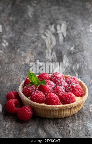 Frische hausgemachte Obsttarte mit Himbeere und Zitronenquark isoliert Auf Weiß Stockfoto