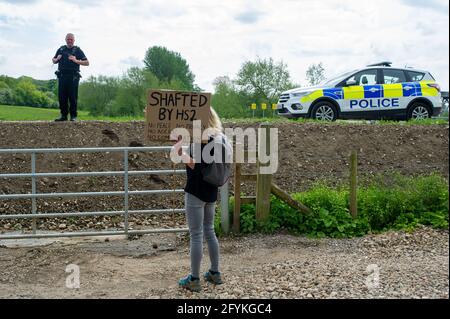 Chalfont St Giles, Buckinghamshire, Großbritannien. Mai 2021. Die Polizei von Thames Valley arbeitet regelmäßig mit HS2 zusammen und hat heute friedliche Demonstranten überprüft. Anwohner und Stop HS2-Aktivisten protestierten heute in der Bottom House Farm Lane in Chalfont St Giles. HS2 hat den größten Teil der einspurigen Landstraße geschlossen und den Zugang zu Durchgangsverkehr, Fußgängern und Radfahrern gestoppt. HS2 hat neben der Spur von der A413 bis zur Baustelle des HS2-Lüftungsschachts eine Haul-Straße gebaut, die nur von HS2 und einer begrenzten Anzahl von Anwohnern genutzt werden kann. Quelle: Maureen McLean/Alamy Live New Stockfoto