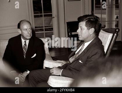 3. August 1961 Präsident John F. Kennedy (im Schaukelstuhl) trifft sich mit dem Botschafter der Vereinigten Staaten bei den Vereinten Nationen Adlai E. Stevenson im Oval Office im Weißen Haus, Washington, D.C.. Er wuchs in Bloomington, Illinois, auf und war Mitglied der Demokratischen Partei.[1] in den 1930er und 1940er Jahren war er in zahlreichen Positionen in der Bundesregierung tätig, darunter in der Agricultural Adjustment Administration, der Federal Alcohol Administration, dem Department of the Navy und dem State Department. 1945 war er Mitglied des Ausschusses, der die Vereinten Nationen gegründet hat. Stockfoto